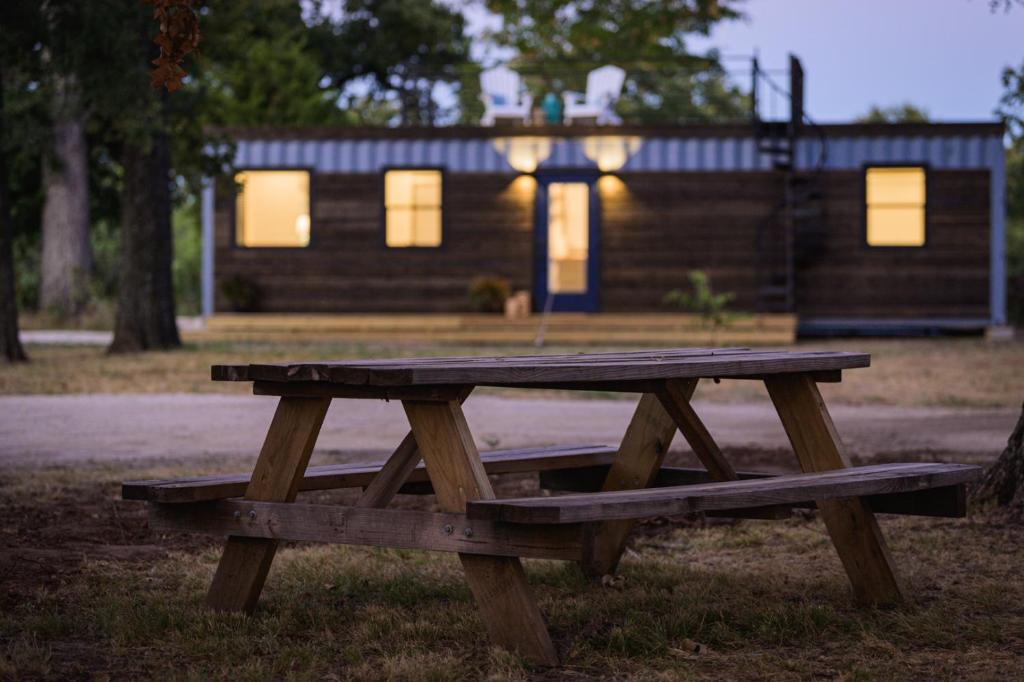 Fotografie z fotogalerie ubytování The Shoreline Container Home 12 min to Magnolia Silos and Baylor v destinaci Waco