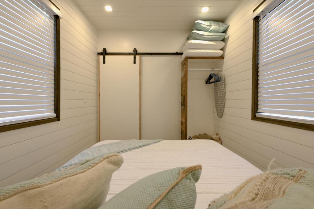 Postel nebo postele na pokoji v ubytování The Shoreline Container Home 12 min to Magnolia Silos and Baylor