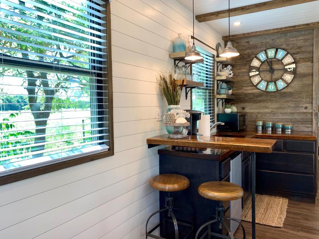 Fotografie z fotogalerie ubytování The Shoreline Container Home 12 min to Magnolia Silos and Baylor v destinaci Waco