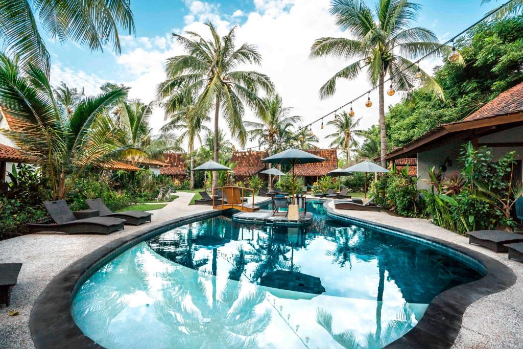 المسبح في Coconut Garden Resort أو بالجوار