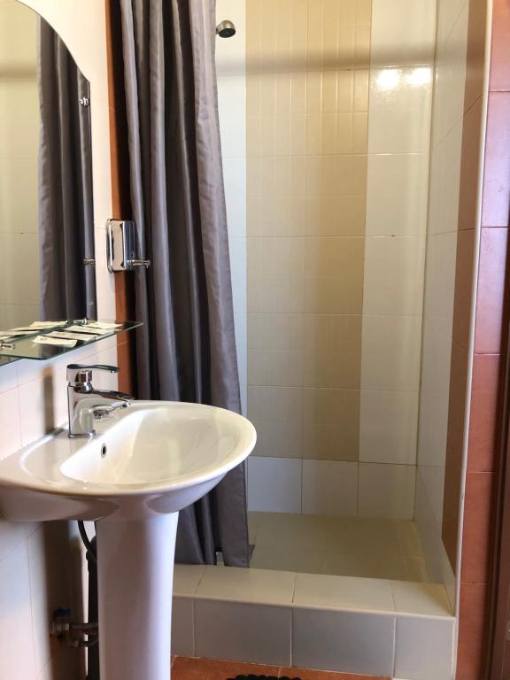 Parallel Hotel - Housity