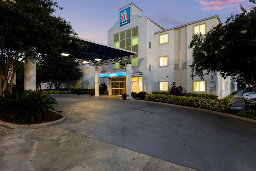 an empty parking lot in front of a building at Motel 6-Orlando, FL - International Dr in Orlando