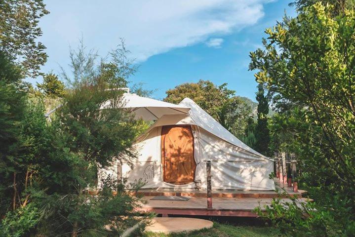 une tente blanche au milieu des arbres dans l'établissement The Birder's Lodge Khao Yai, à Pak Chong