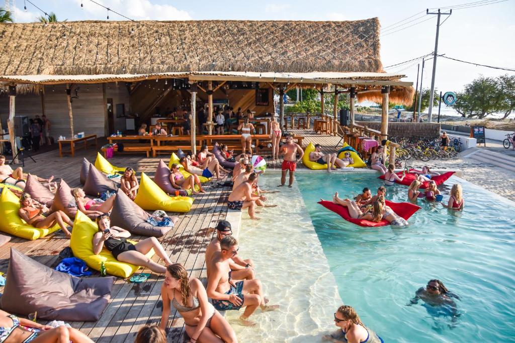 um grupo de pessoas na piscina de um resort em Mad Monkey Gili Trawangan em Gili Trawangan