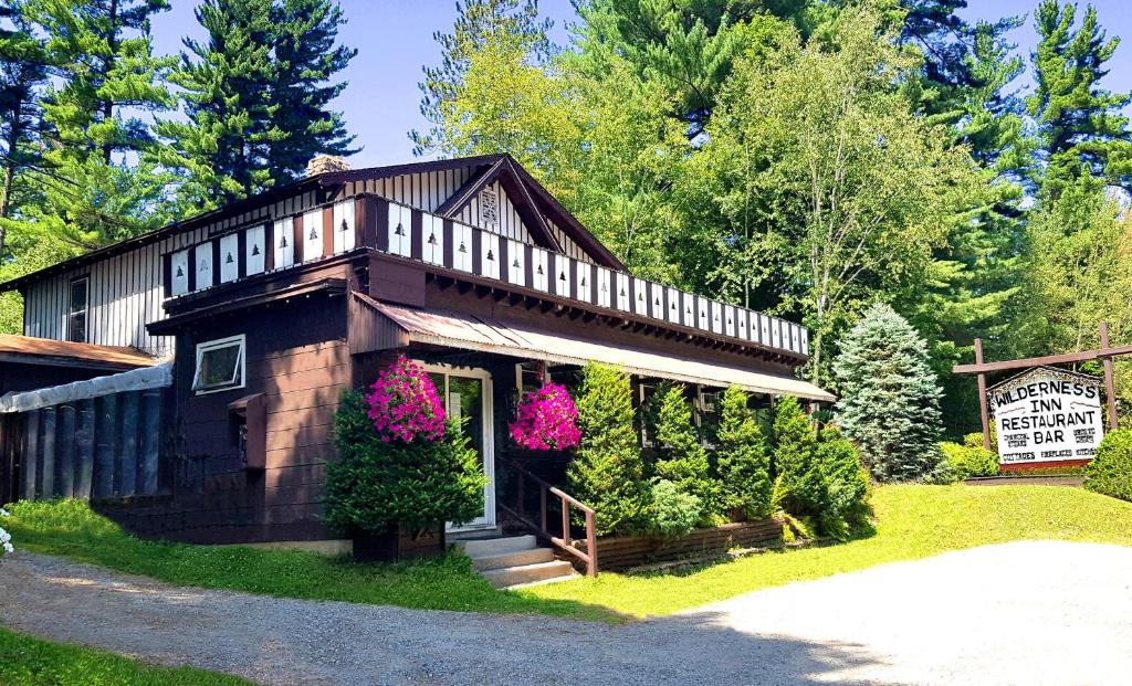 ein Haus mit Blumen auf der Vorderseite in der Unterkunft The Wilderness Inn: Chalets in Wilmington