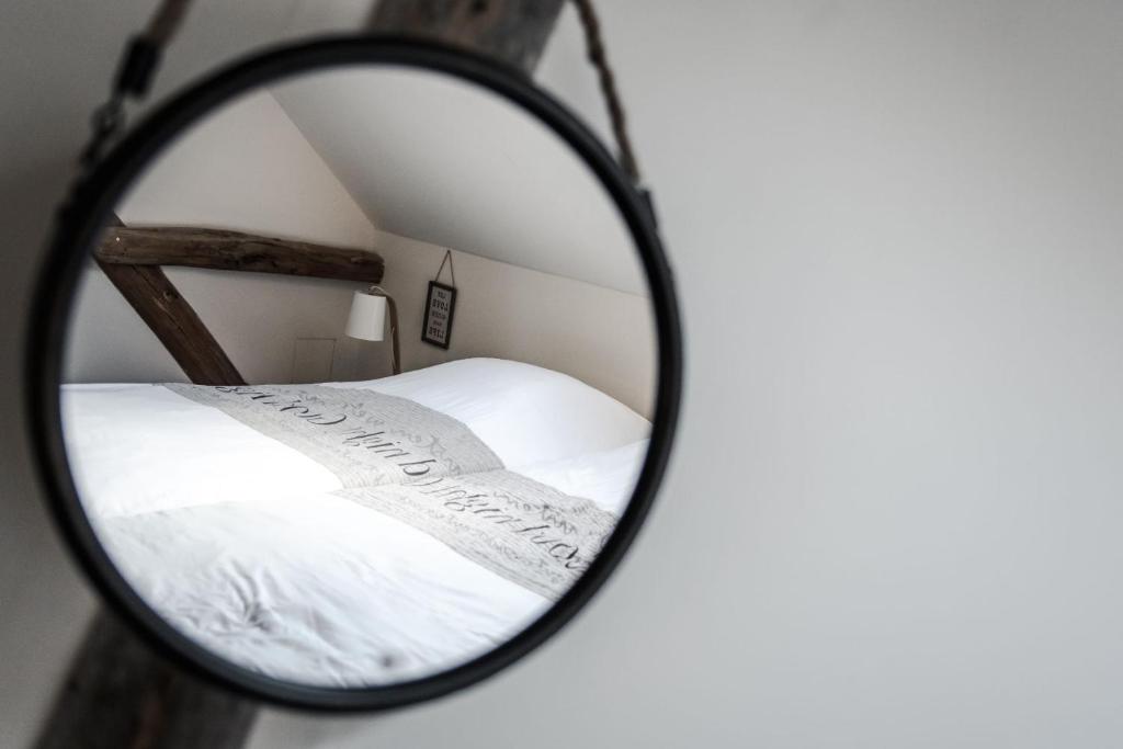 eine Spiegelung eines Bettes in einem Schlafzimmer in der Unterkunft Villa Vigor in Peer