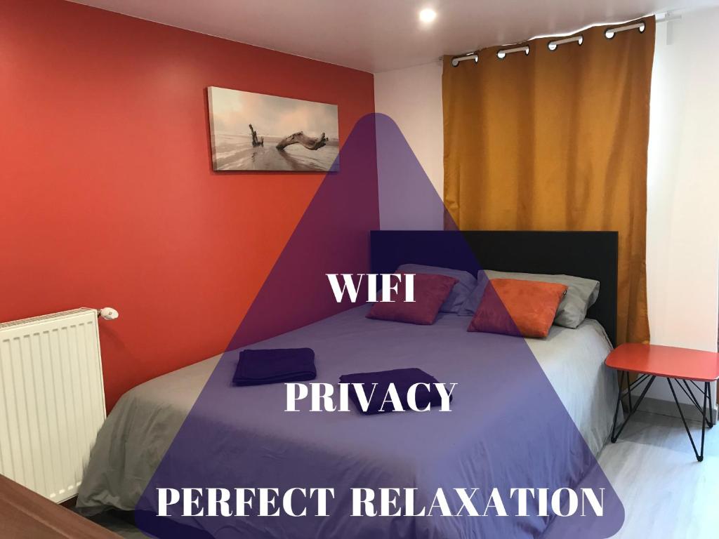 a bedroom with a bed with the words wifi privacy and perfect relaxation at Perfect Relaxation - Paris Antony in Antony