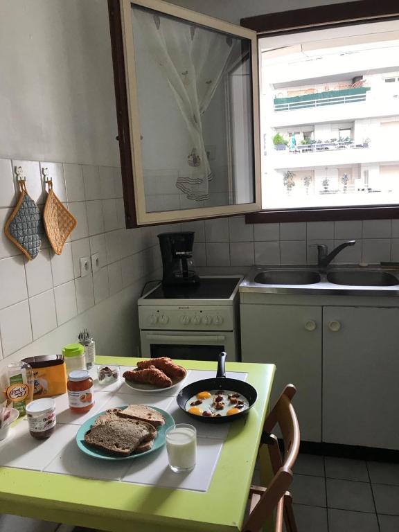 Kuchyň nebo kuchyňský kout v ubytování DREAM Flat in PARIS