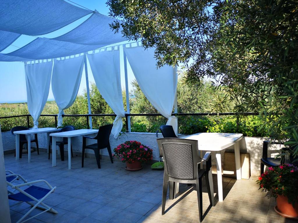 eine Terrasse mit Tischen und Stühlen auf einer Terrasse in der Unterkunft B&B Stella dell'Adriatico in Ortona