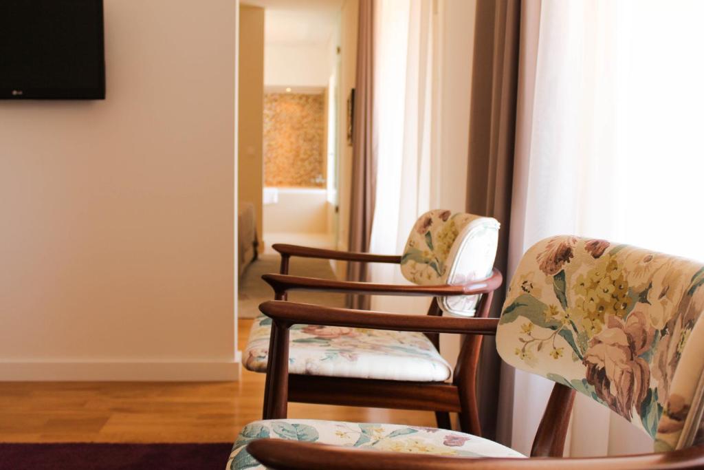 Uma televiso e/ou sistema de entretenimento em Convento Da Serta Hotel