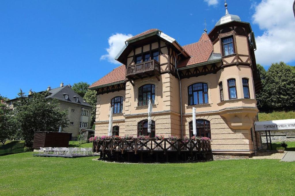 Um jardim no exterior de Vila ELIS