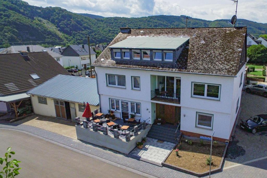 Elle offre une vue sur une maison blanche dotée d'un balcon. dans l'établissement Weingut Gerd Müllers, à Kröv