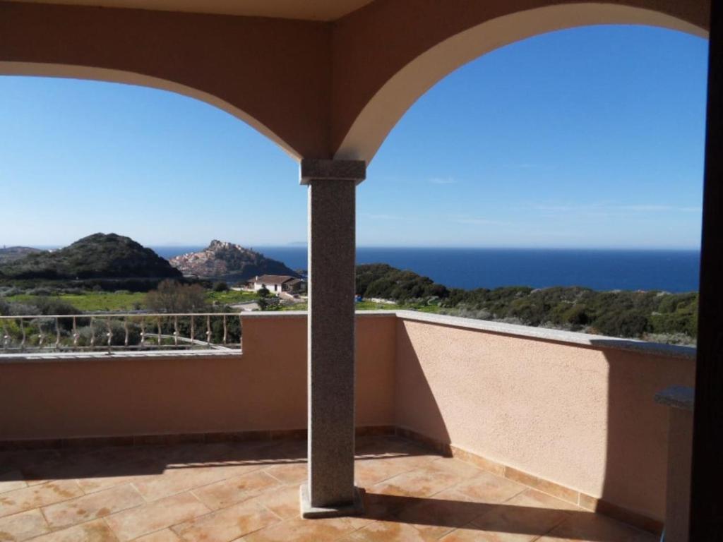 una vista sull'oceano dal balcone di una casa di bella vista a Castelsardo