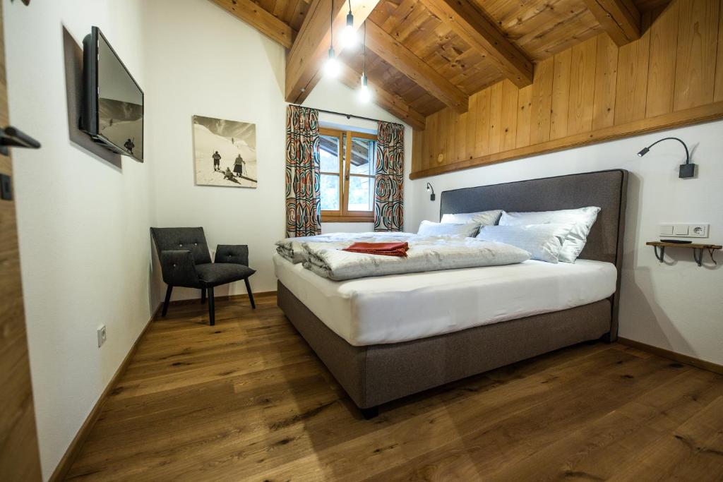 Кровать или кровати в номере Leni´s Appartements