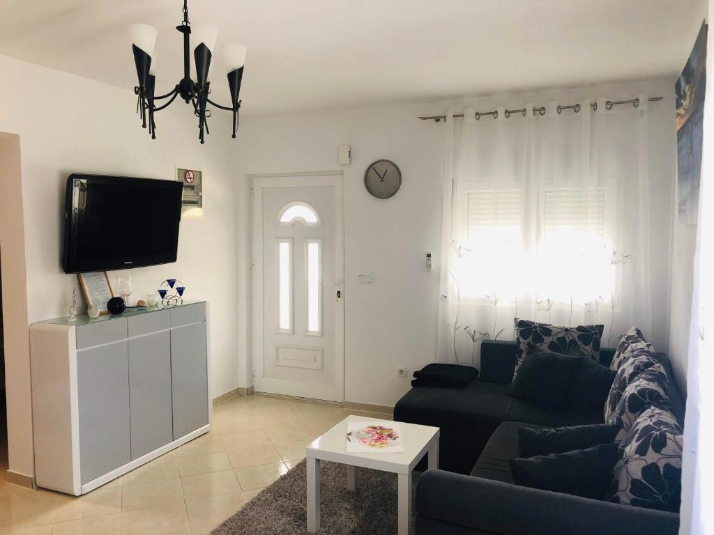 Televízia a/alebo spoločenská miestnosť v ubytovaní Vir Holidays