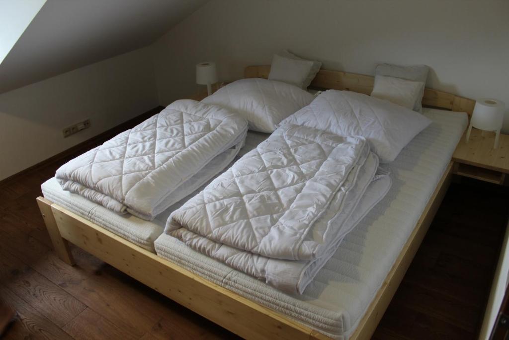 Postel nebo postele na pokoji v ubytování Apartmán Pivoňka