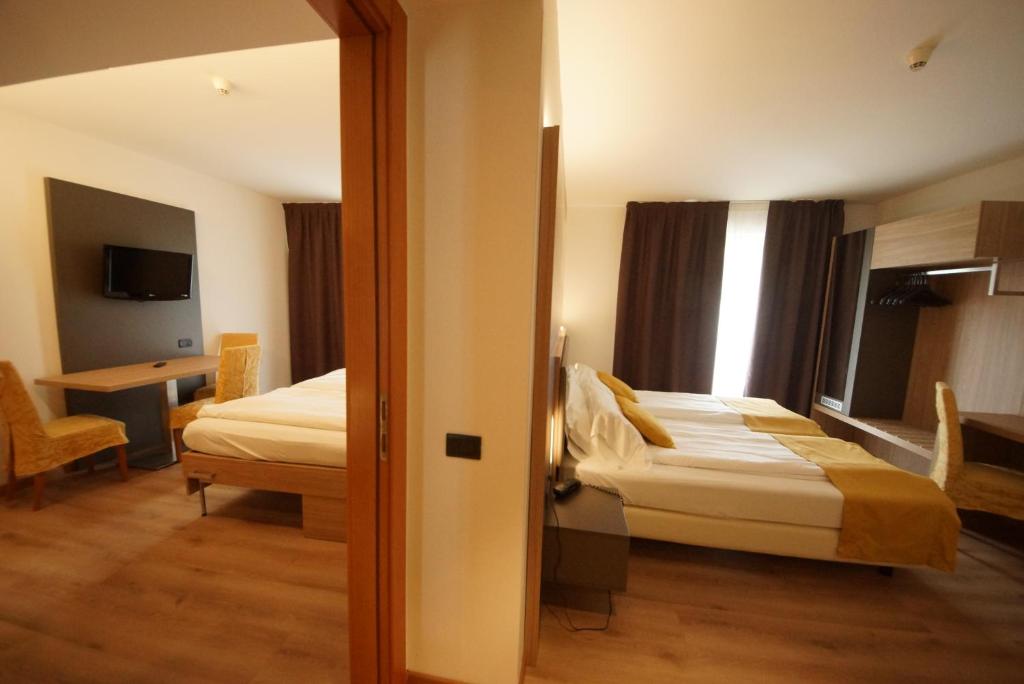 Postel nebo postele na pokoji v ubytování Ambassador Suite Hotel