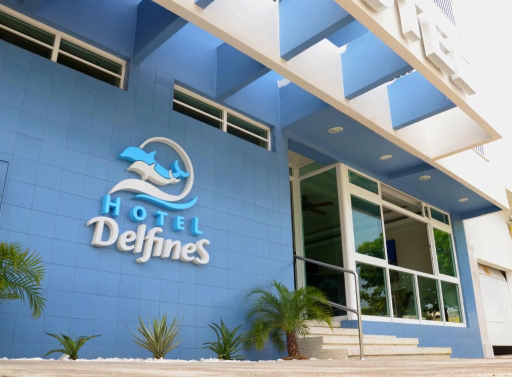 un hotel rechaza la señal frente a un edificio azul en Hotel Delfines en Veracruz
