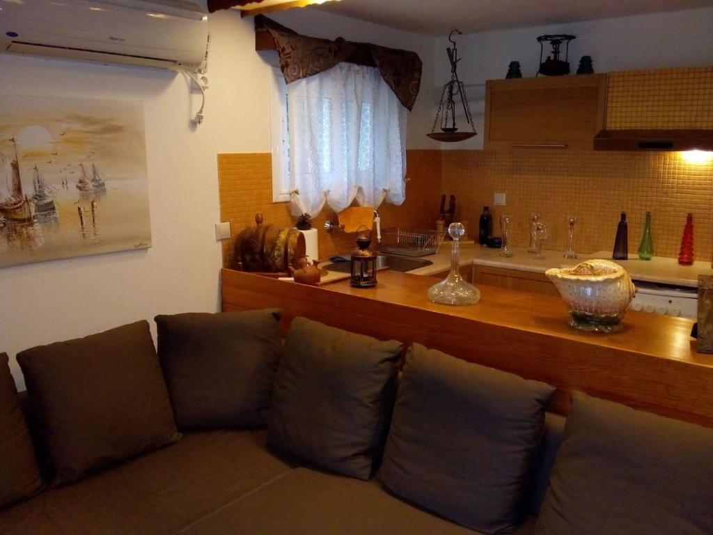 - un salon avec un canapé et un comptoir dans l'établissement Villa Rita - Porto Heli, à Porto Heli