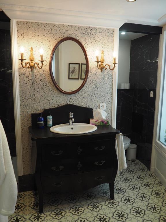 レンヌにあるLe Quatreのバスルーム(洗面台、鏡付)