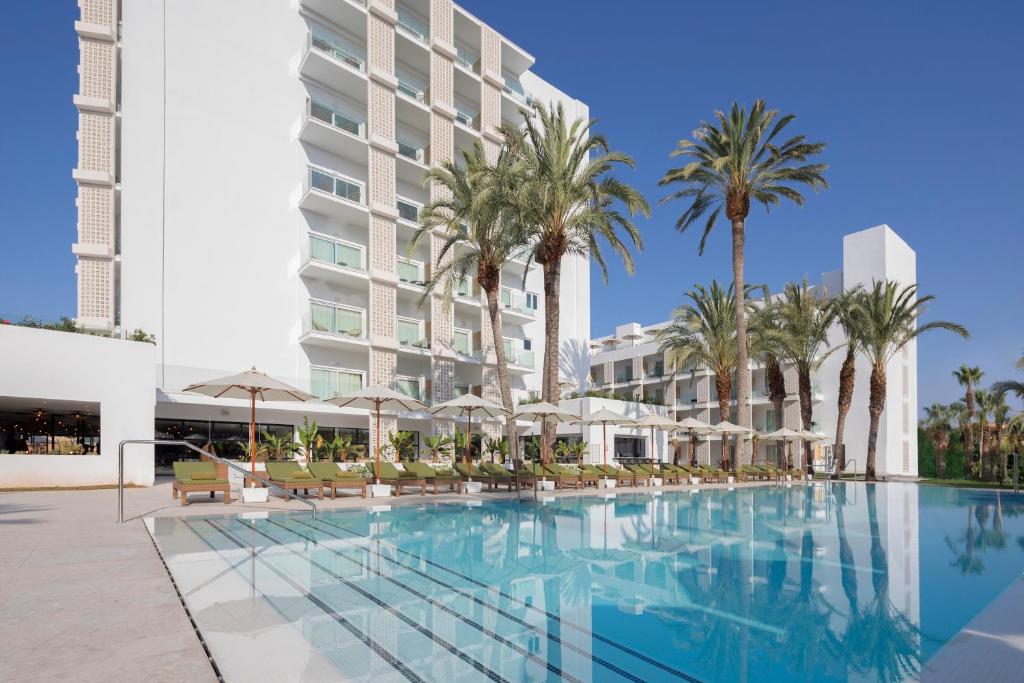 a large swimming pool in front of a large building at HM Ayron Park in Playa de Palma