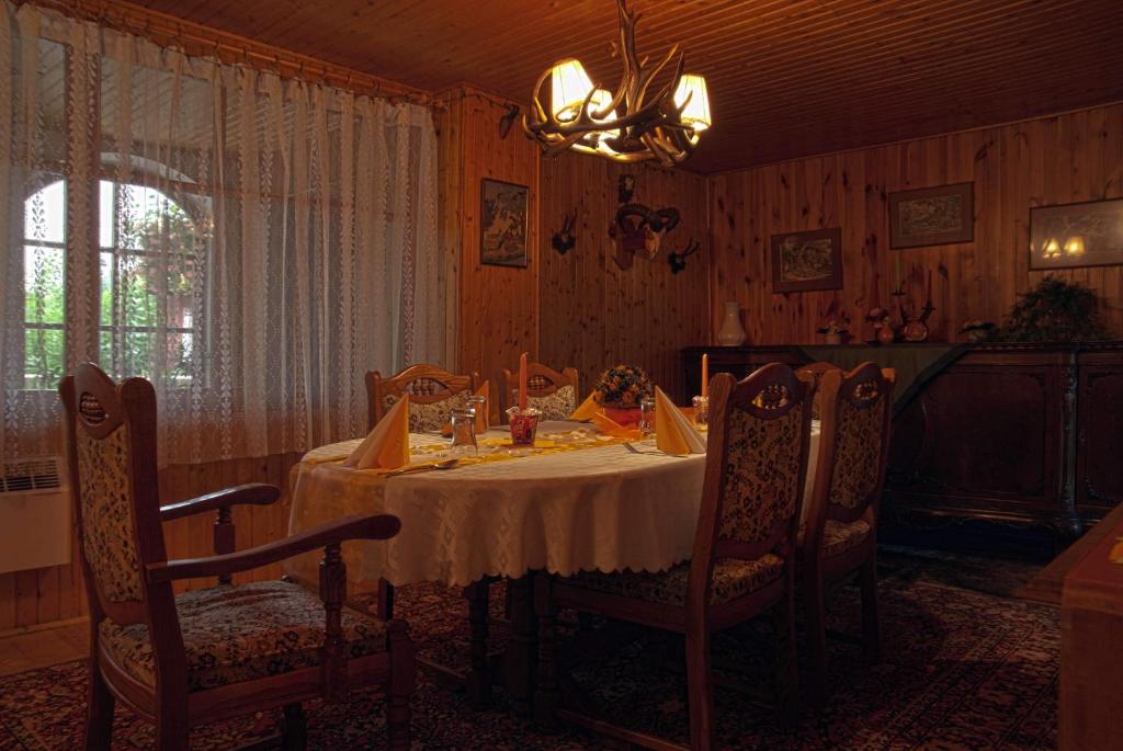 Gambar di galeri bagi Lovecký hotel Jívák di Loučeň