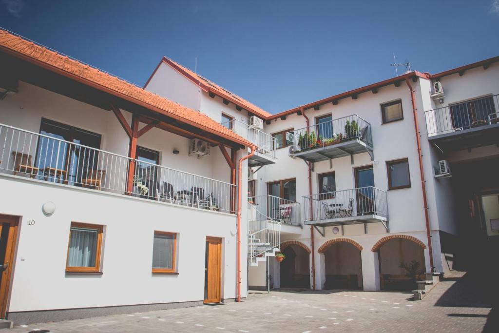 eine Reihe von weißen Gebäuden mit Balkonen in der Unterkunft Apartmán Rezidence Mikulov in Mikulov