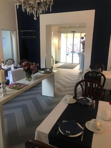 Postel nebo postele na pokoji v ubytování bensons hotel