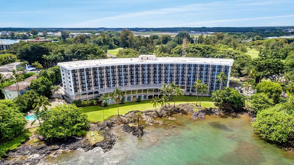 ヒロにあるCASTLE Hilo Hawaiian Hotelの海辺の大きな建物の上面