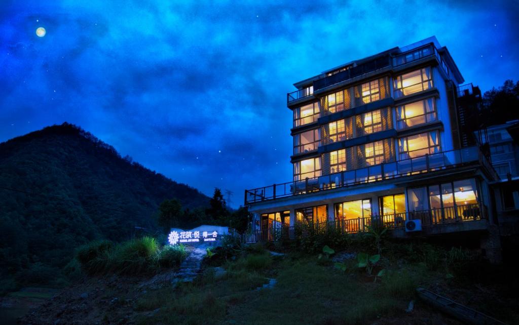 un edificio de noche con las luces encendidas en The Lake View Deyishe Resort in Thousand Island Lake, en Chun'an