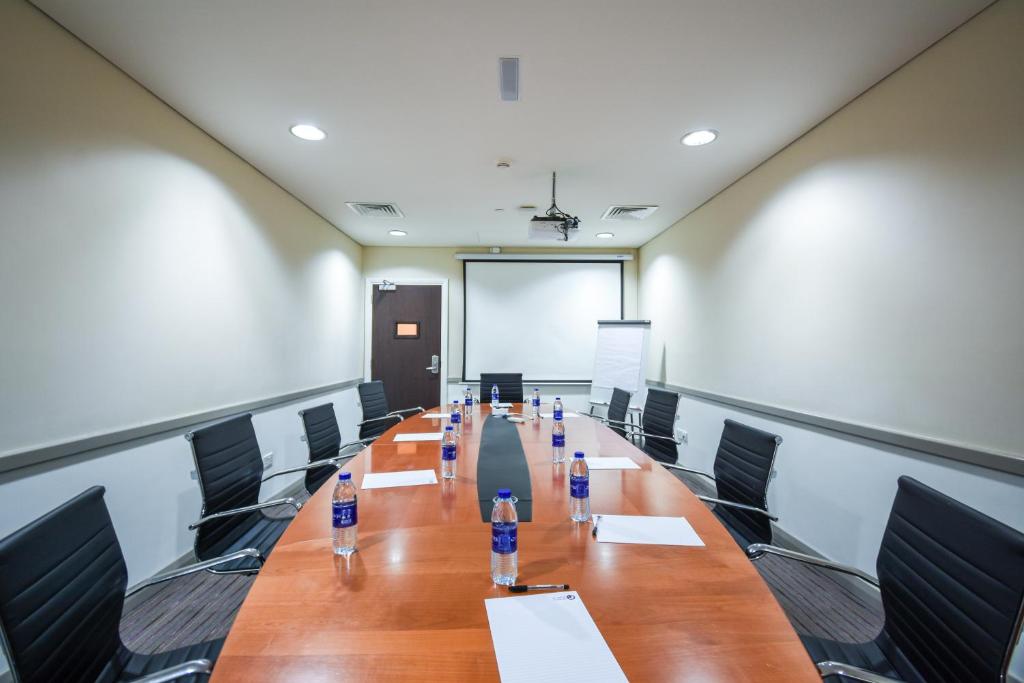 Premier Inn Dubai International Airport - Resim 39