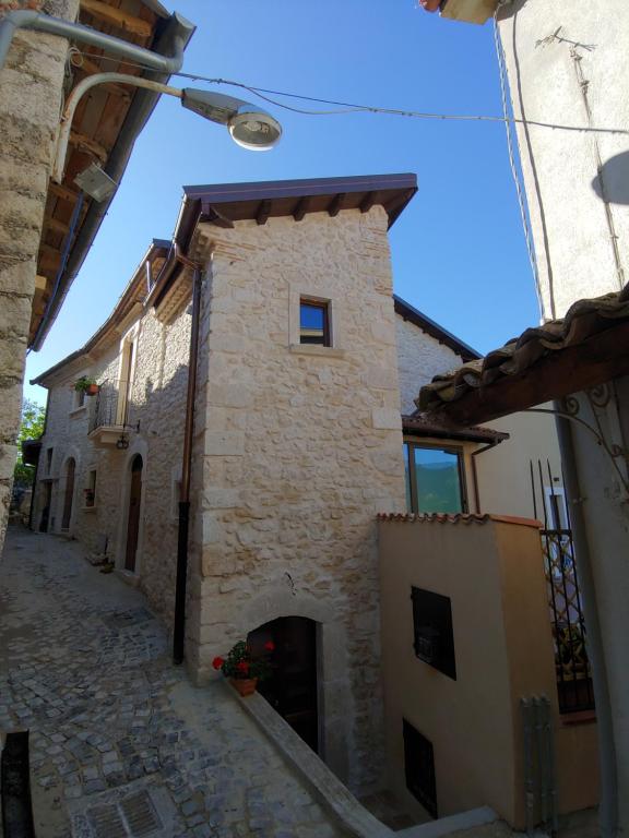 um beco num antigo edifício de pedra em Castello di Fagnano -Albergo Diffuso & SPA em Fagnano Alto