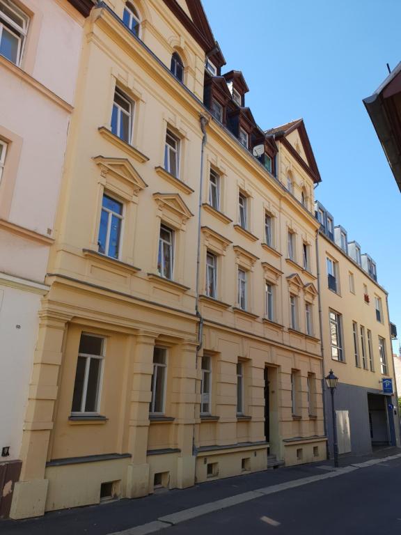 een groot geel gebouw aan de straatkant bij Kunstgasse 11, Wohnung 10 in Altenburg