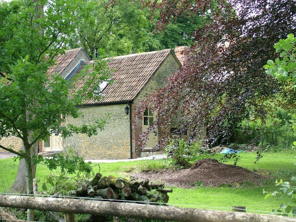 una casa en un patio con un patio en The old forge bed and breakfast, en Dorchester