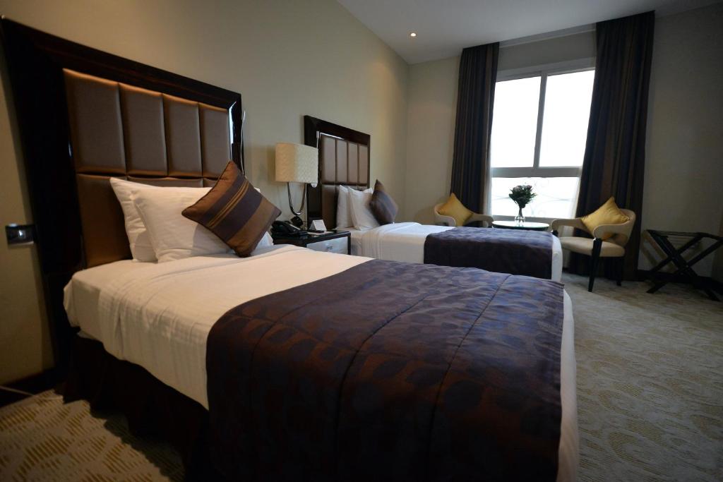 Ліжко або ліжка в номері Strato Hotel By Warwick