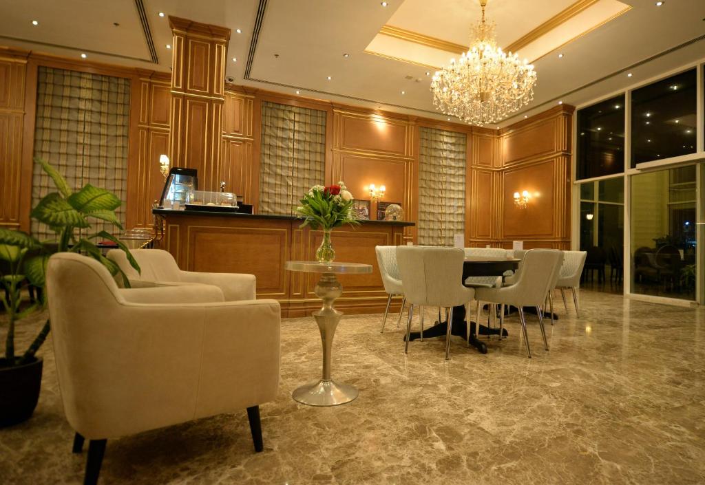 Ruang duduk di Premium Strato Hotel