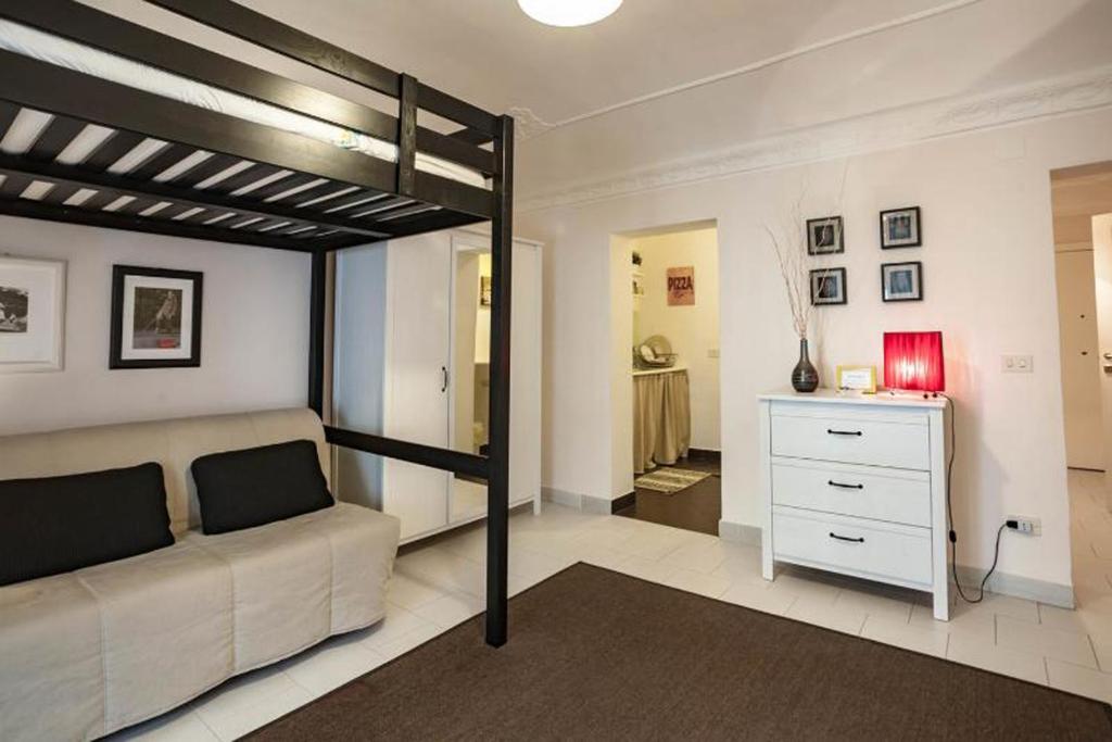 sala de estar con sofá y cama en una habitación en Trip Rooms, en Palermo