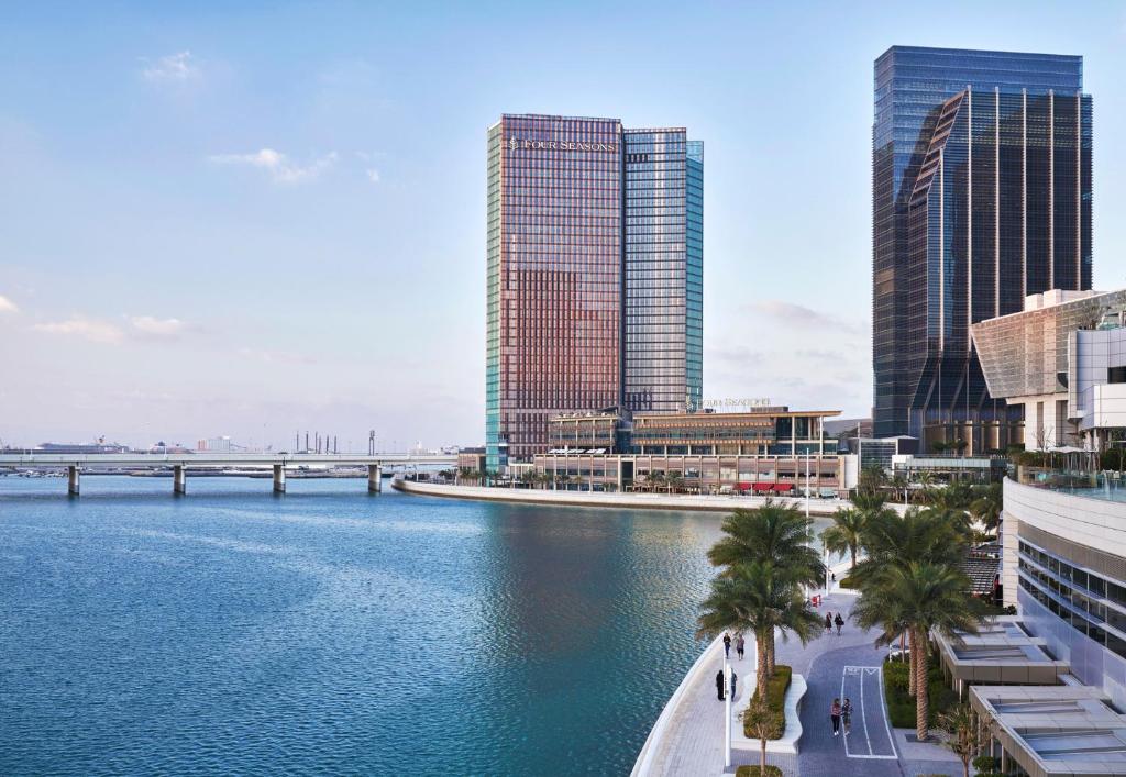 vistas a una ciudad con río y edificios en Four Seasons Hotel Abu Dhabi at Al Maryah Island, en Abu Dabi