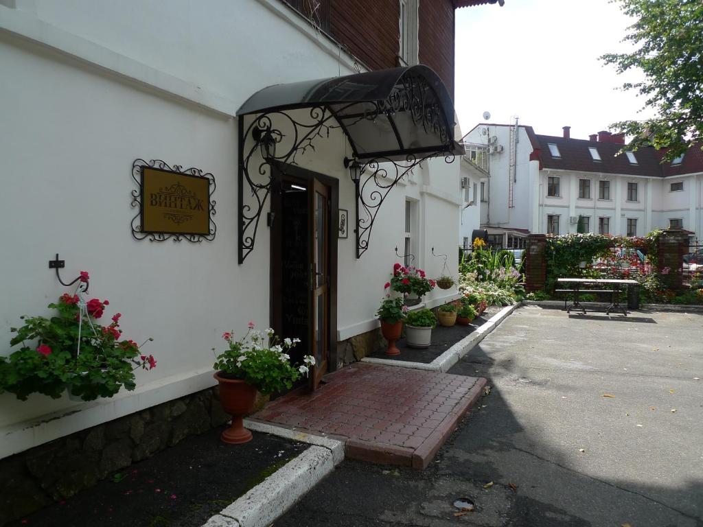 Una puerta a un edificio con flores. en Hotel Vintage, en Cherepovets