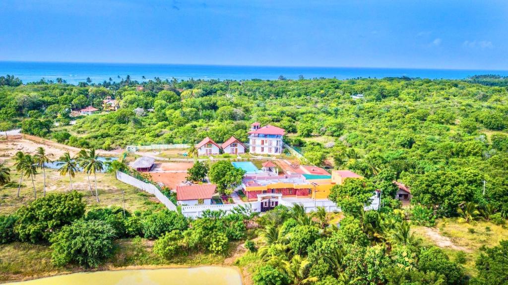 una vista aérea de una casa en una colina junto al océano en Santon Resort & Spa - Level 1 Certified, en Tangalle