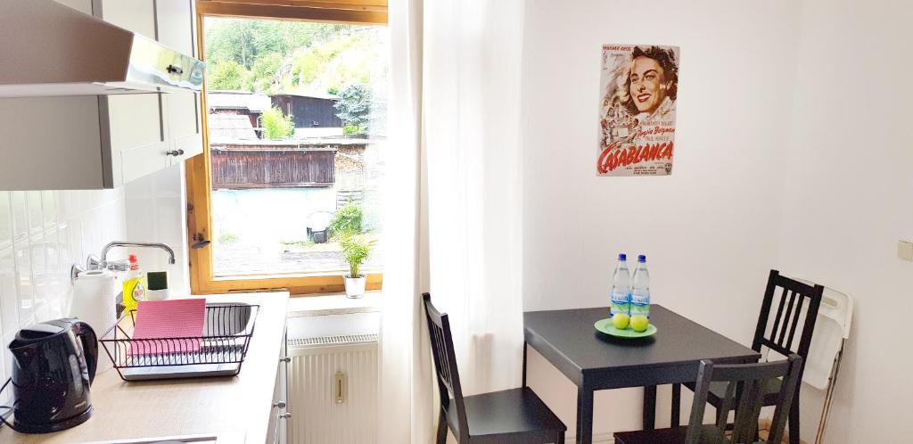 una pequeña cocina con una mesa pequeña y una ventana en Art Apartment - Harz en Stolberg i. Harz