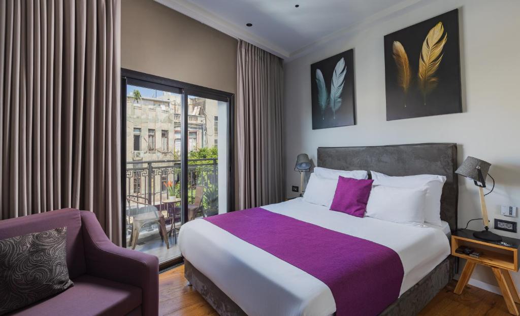 מיטה או מיטות בחדר ב-Kalvin Boutique Hotel by Levinsky Market Tel-Aviv