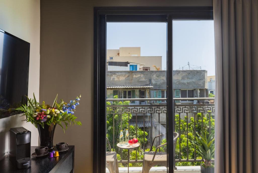מרפסת או טרסה ב-Kalvin Boutique Hotel by Levinsky Market Tel-Aviv