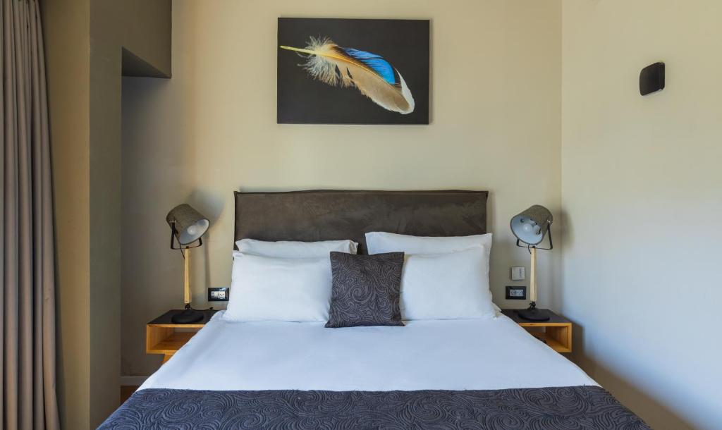 מיטה או מיטות בחדר ב-Kalvin Boutique Hotel by Levinsky Market Tel-Aviv