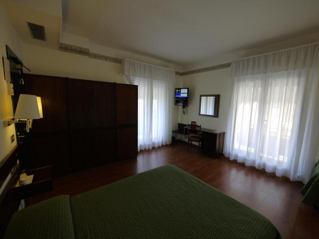 TV a/nebo společenská místnost v ubytování Hotel Piccadilly