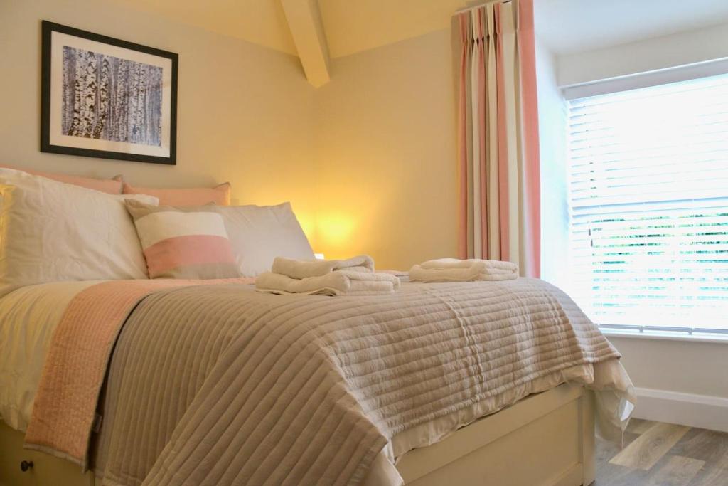 a bedroom with a bed with two towels on it at Lloydia in Porthmadog