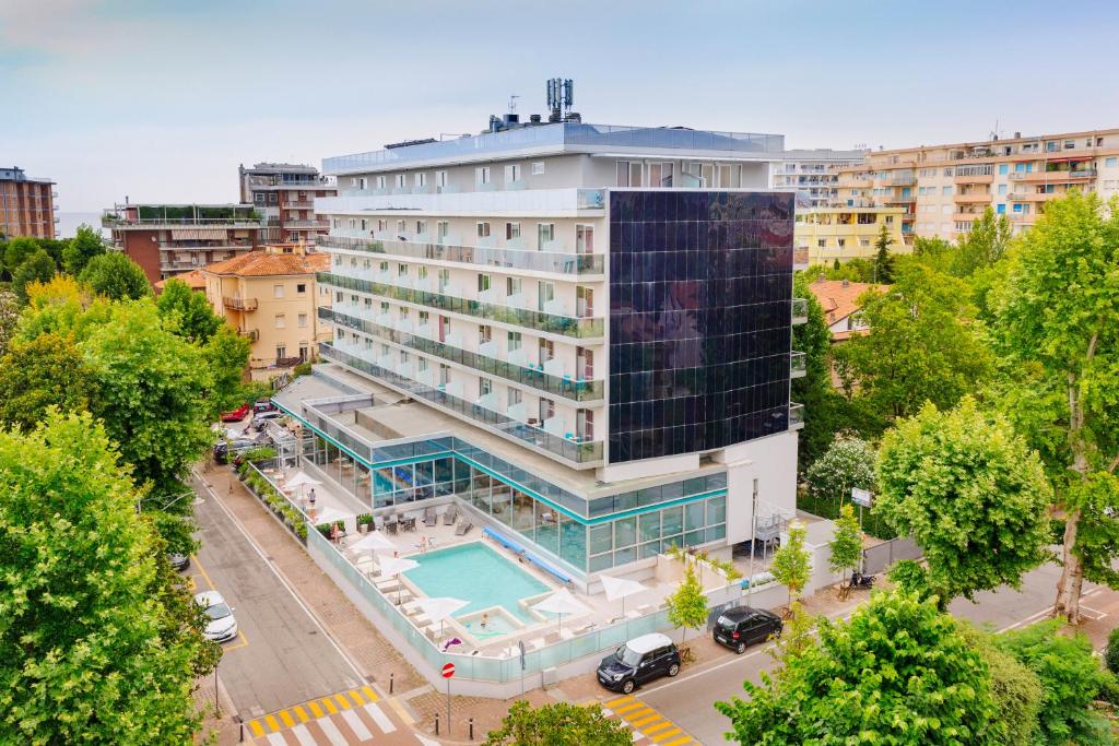 een luchtzicht op een hotel met een zwembad bij Aqua Hotel in Rimini