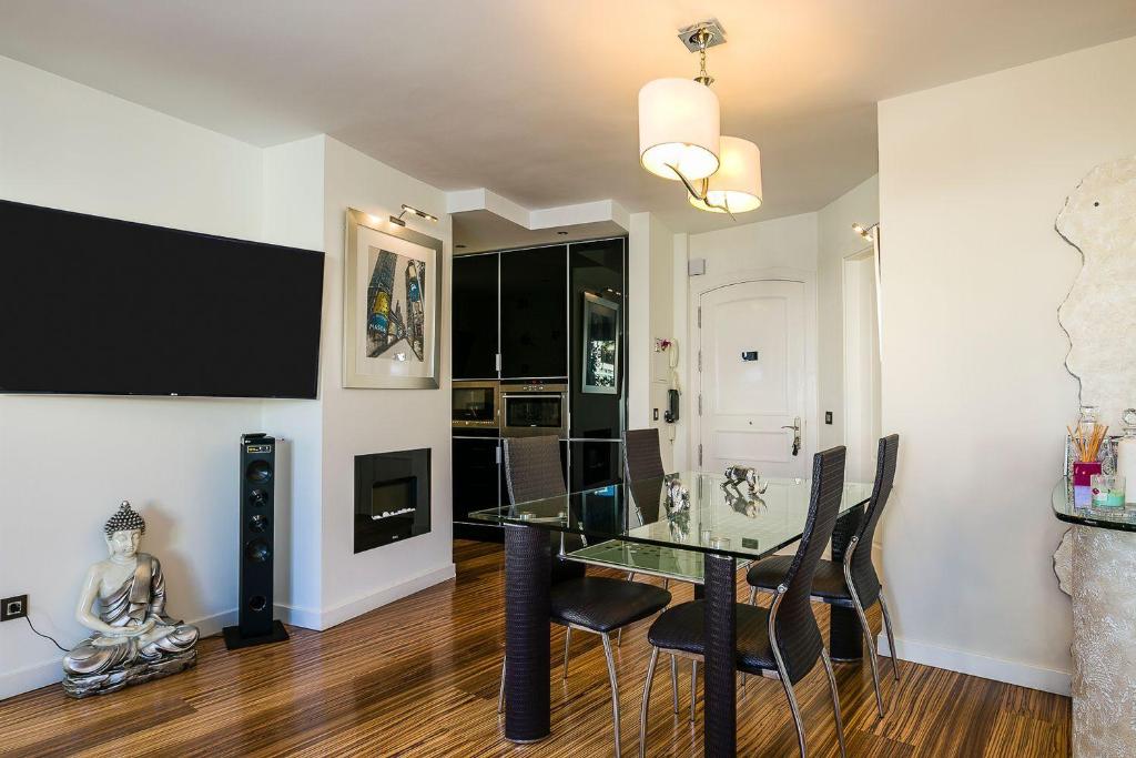 A kitchen or kitchenette at Luxury Apartament in Marina