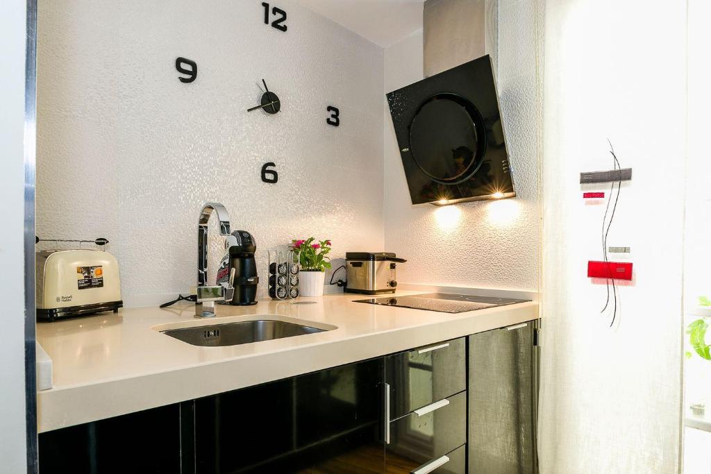 A kitchen or kitchenette at Luxury Apartament in Marina