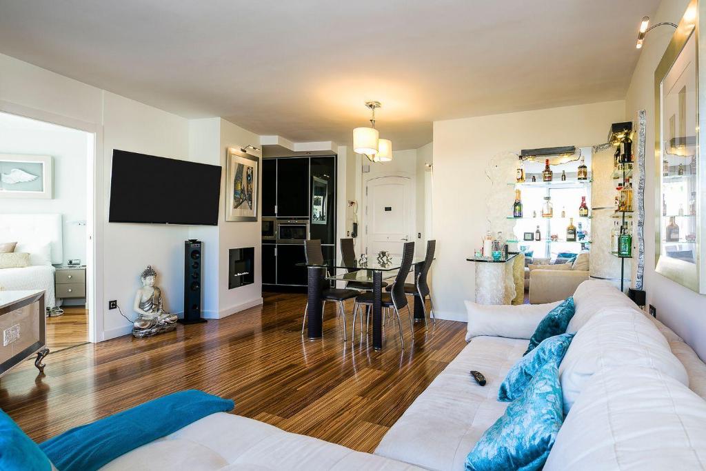A television and/or entertainment centre at Luxury Apartament in Marina